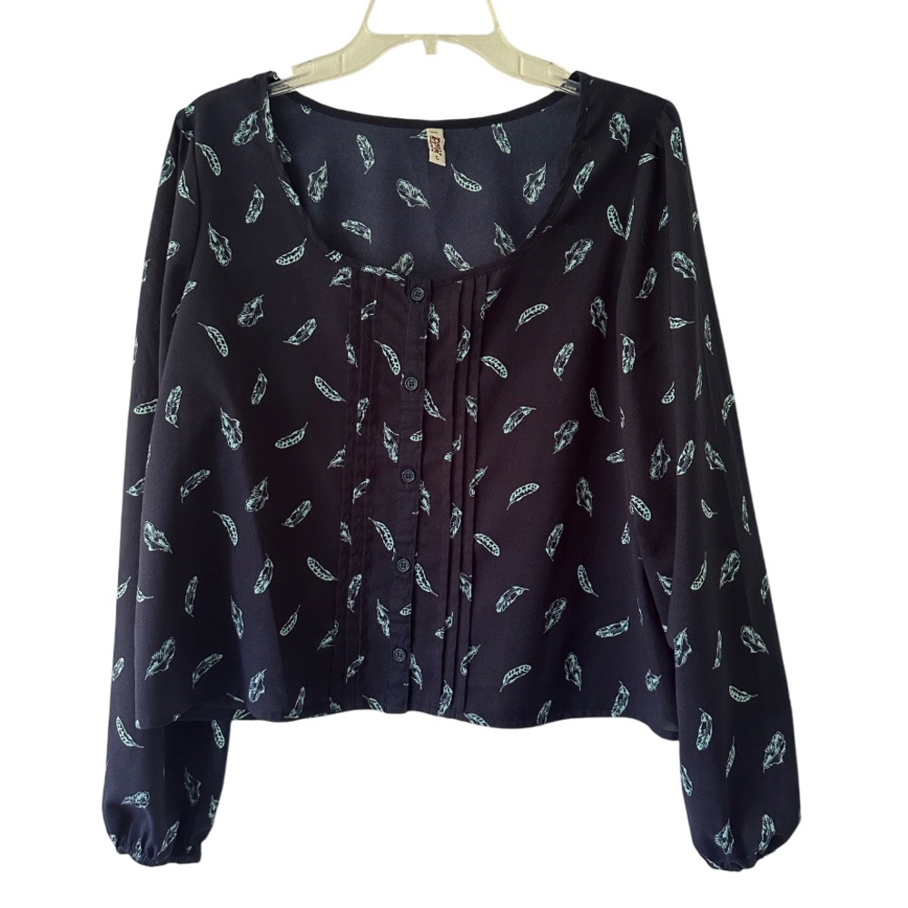 Mudd Women’s Feather Print Long Sleeve Cropped Button Down Blouse Top Large Blue